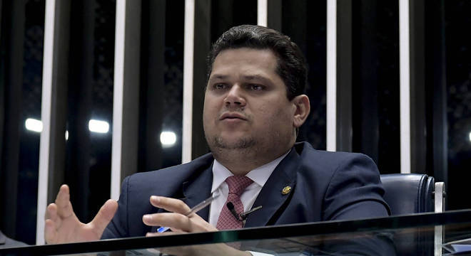 Alcolumbre quer contrapartida de prefeitos e governadores após socorro financeiro
