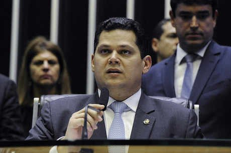 "Brasileiro não aguenta mais pagar imposto", diz Alcolumbre 