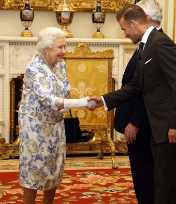 Em 2003, David Beckham, então capitão da seleção inglesa, recebeu uma premiação da realeza britânica após feitos em um jogo da Liga dos Campeões. A condecoração de Oficial da Ordem do Império Britânico (OBE, em inglês) foi entregue por Elizabeth 2ª ao jogador, pelos feitos tanto nas Ligas da Europa quanto na equipe da Inglaterra