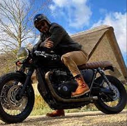 David Beckham - O  ex-jogador de futebol já teve uma TRiumph Bonneville 2004, sua preferida. Em 2021, customizou uma Harley-Davidson Knuckhead. 