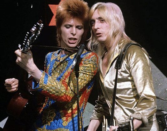 David Bowie  - O camaleão do rock, um dos artistas mais completos do mundo da música e excelente ator. Tornou-se ícone na era de ouro da Glam Rock, assumindo este gênero e até criando um alter ego: 