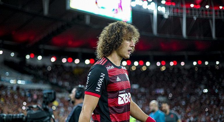 David Luiz começou a apresentar cansaço e dores de cabeça constantes. Hepatite viral