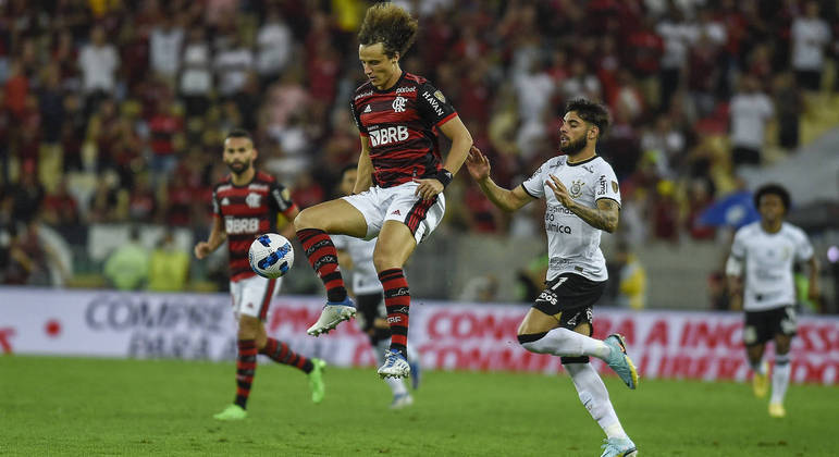 David Luiz disputa com Yuri Alberto em jogo da Libertadores
