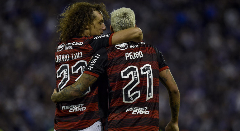 David Luiz fala com Pedro após mais um gol do atacante do Flamengo contra o Vélez