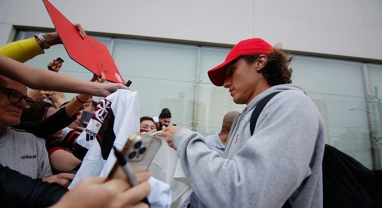 David Luiz também foi simpático e atencioso, como de costume. O zagueiro vive boa fase, mas deve ser poupado do duelo deste domingo.