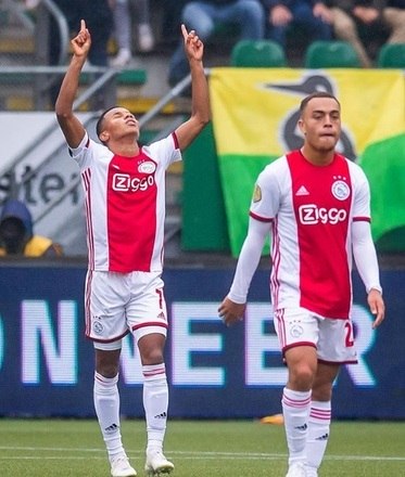 Na Holanda, com direito a um gol de David Neres, o Ajax venceu o ADO Den Haag por 2 a 0. O experiente Huntelaar marcou o outro gol do jogo