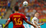 David Raum, da Alemanha, olha para a bola enquanto é observado pelo espanhol Rodri