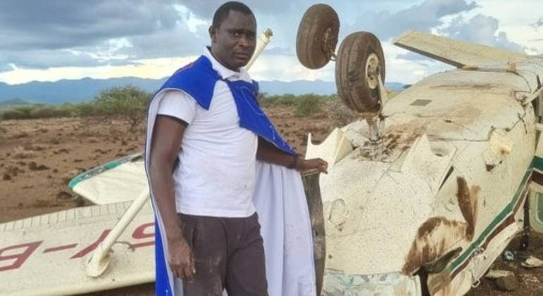 David Rudisha e os destroços do avião após acidente aéreo no Quênia