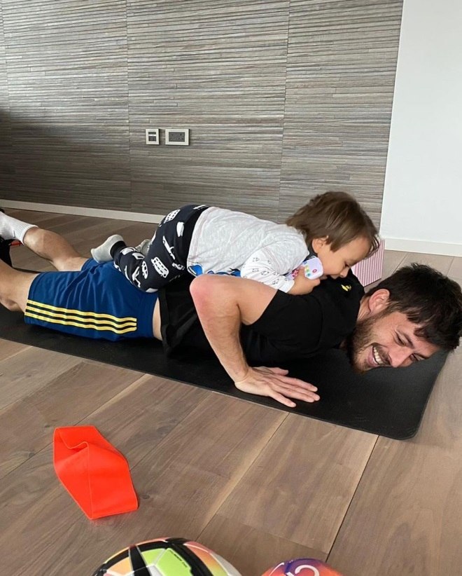 Resultado de imagem para david silva fazendo flexões com o filho