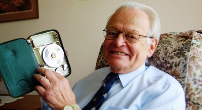 David Warren em 2002, com um miniphon, que deu inspiração para a criação da caixa-preta