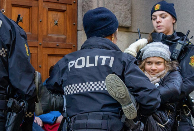 De acordo com a acusação, durante o protesto, Thunberg participou de um ato que interrompeu o fluxo de trânsito e se recusou a seguir as ordens da polícia, que pedia para que ela deixasse o local.