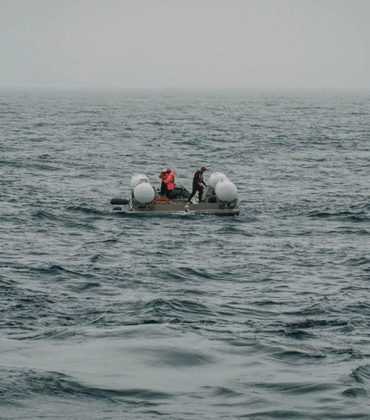 De acordo com as informações fornecidas pela Guarda Costeira dos Estados Unidos, o submarino contava com um piloto e quatro passageiros a bordo. 