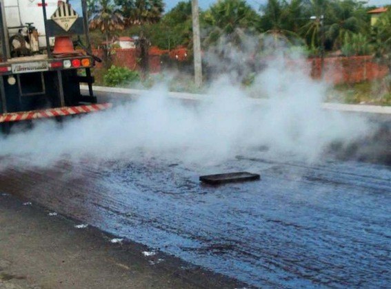 De acordo com especialistas, o problema do asfalto no Brasil está menos relacionado à qualidade do material e mais ao desgaste excessivo e à falta de manutenção das vias. 