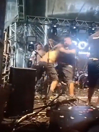 De acordo com o empresário da banda Samba Trator, a briga começou quando integrantes da banda tentaram cumprimentar os músicos do Psirico, mas foram afastados, com rispidez, por produtores. 