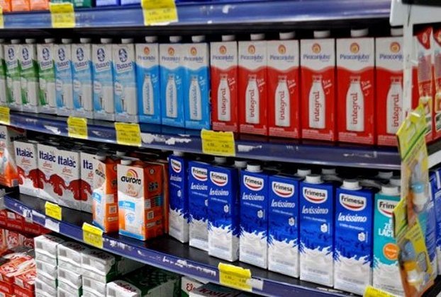 De acordo com o Índice de Preços ao Consumidor (IPCA), o leite longa vida acumula uma alta de 57% no ano.