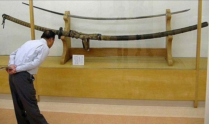 De acordo com o site 'Kyodo News', pela grande extensão, os profissionais imaginavam se tratar de diversas espadas. Bem como outras armas dako encontradas no Japão, o item possui uma lâmina ondulada que faz alusão a uma cobra 