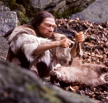 De acordo com o Smithsonian, os neandertais eram mais fortes, mais baixos e robustos do que os humanos modernos. Controlavam o fogo, viviam em abrigos e até enterravam seus mortos com oferendas e flores.
