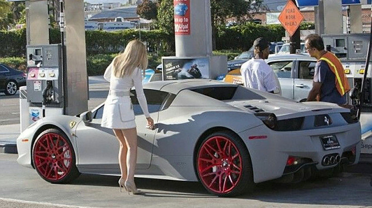 De acordo com o UOL e o Diário do Nordeste, a lista de vetos reúne personalidades que desrespeitaram as regras da empresa e, por isso, não podem mais comprar veículos Ferrari. Na foto, Kylie Jenner com o carro. 