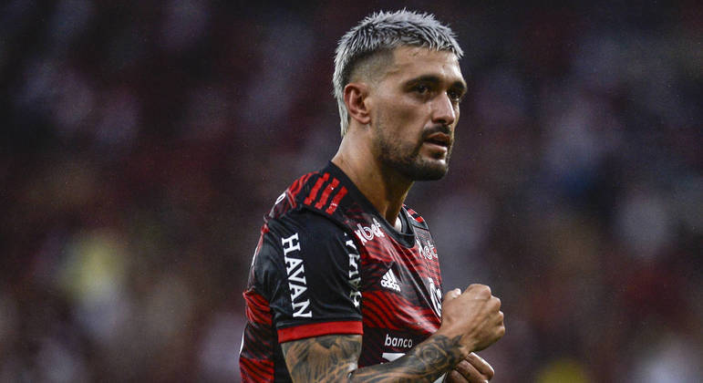 De Arrascaeta comemora um dos gols pelo Flamengo na temporada