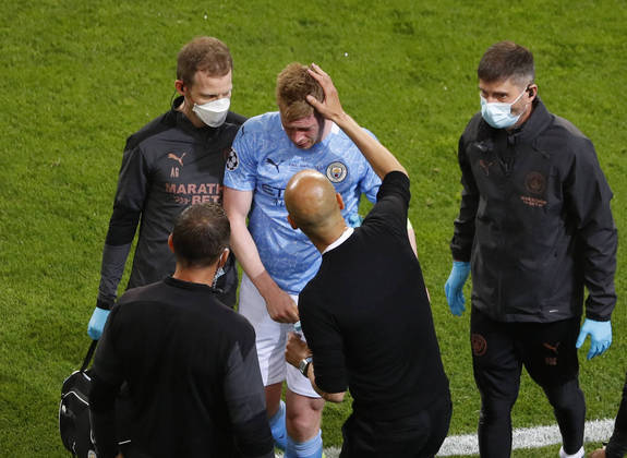 Na sada de campo, todos os colegas de Manchester City e o tcnico Pep Guardiola consolaram o jogador, visivelmente emocionado