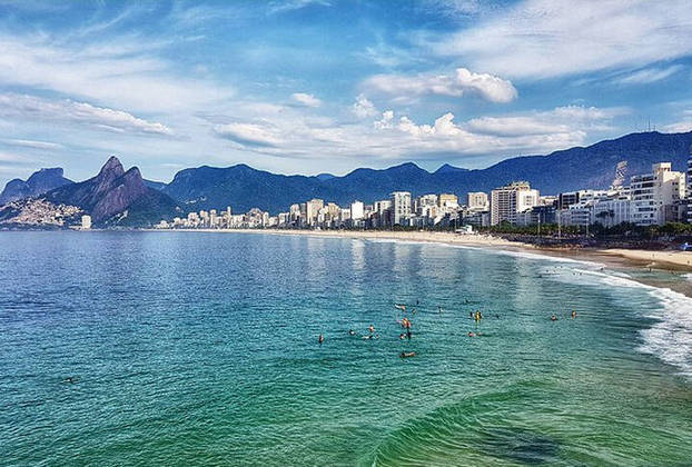 De fato, o Rio de Janeiro tem muitas atrações naturais. Comecemos pelas praias. Ipanema, Copacabana e Leblon estão presentes em vários elementos da nossa cultura, como música, cinemas e novelas. A  Barra é a menos famosa internacionalmente, mas é a preferida das celebridades que moram na cidade.