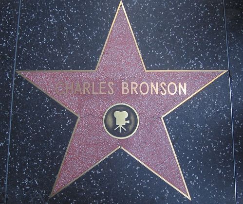 De filho de mineiro da Lituânia ao estrelato de Hollywood, Charles Bronson foi um dos responsáveis por pavimentar o caminho daqueles que seriam grandes astros de ação dos anos 80 em diante.