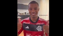 De la Cruz posa com a camisa do Flamengo antes de ser anunciado; assista