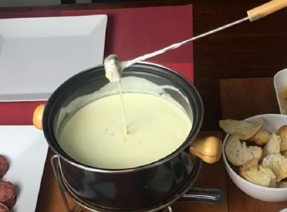 De origem suíça, o fondue é um prato ótimo para um jantar com a namorada (o) ou para celebrar um grande momento com mais pessoas. O filé mignon, coração de alcatra e a maminha são opções de carne que combinam bem com o fondue de queijo. 