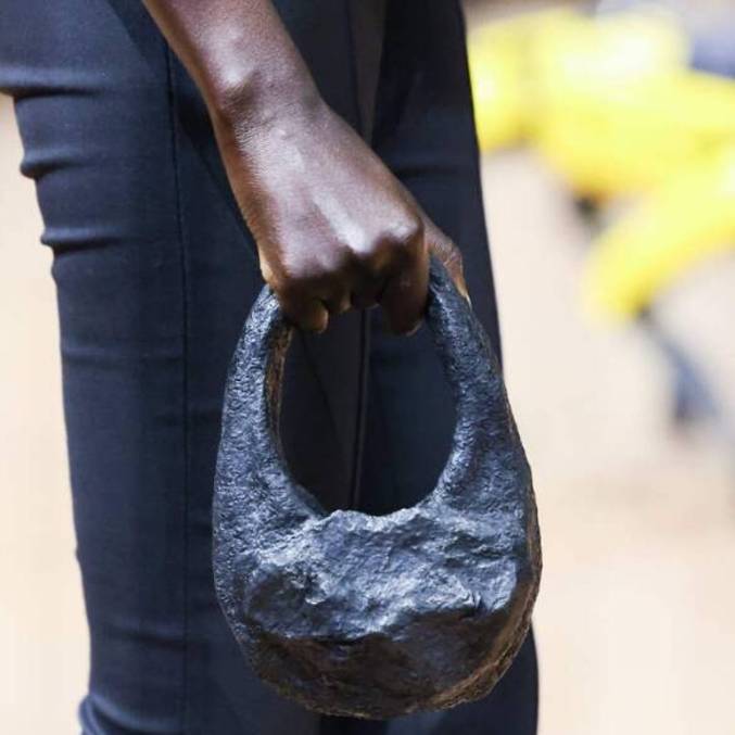 Peça é feita com partes de meteorito