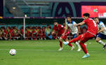 De pênalti, Mehdi Taremi marca o segundo gol do Irã na derrota de 6 a 2 para a Inglaterra