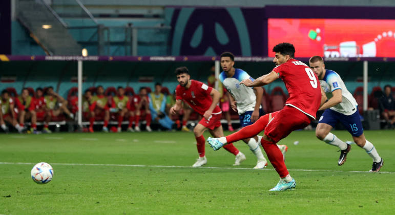 De pênalti, Mehdi Taremi marca o segundo gol do Irã na derrota de 6 a 2 para a Inglaterra