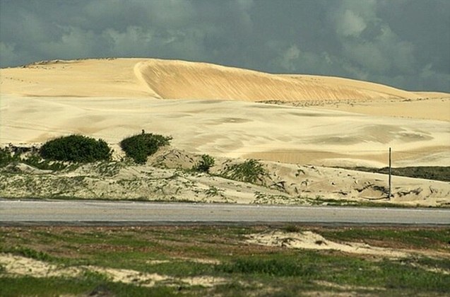 De volta ao Ceará, as praias de Trairi, como Flecheiras, Mundaú e Embuaca atraem os turistas com dunas brancas, coqueirais, uma beleza selvagem e o pôr do sol espetacular.