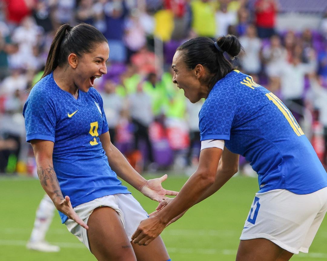 Debinha se firma como sucessora de Marta e assume papel de líder na seleção  feminina - Fotos - R7 Futebol