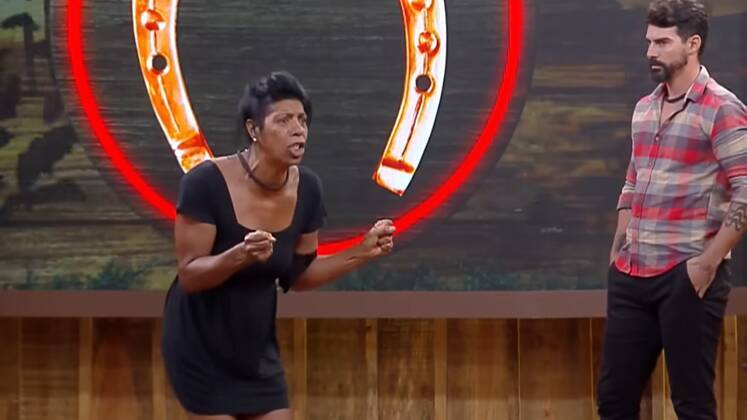 A briga com Alicia corria a todo vapor quando Márcia decidiu desmontar a rival na base do...? Deboche, claro! Ao chamar a ex-atleta de falsa, a voz da influenciadora esganiçou e foi o suficiente para a peoa zombar. 