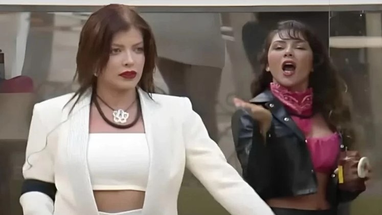 Não é segredo que Nadja e Jaque protagonizaram uma série de tretas memoráveis, com direito a jogada de creme nas costas da oponente. Porém, essa daqui envolveu até beijinho no ombro! Ao ser xingada de 