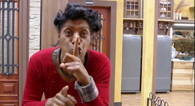 Digno de meme, esse momento de Márcia não poderia ficar fora da lista! A peoa havia acabado de ouvir de Radamés que receberia um abraço dele caso voltasse na Roça quando, na frente do espelho, começou a comemorar e a falar consigo. Além das caretas para lá de engraçadas e de puro deboche, a ex-atleta ralhou diante de suas atitudes. 