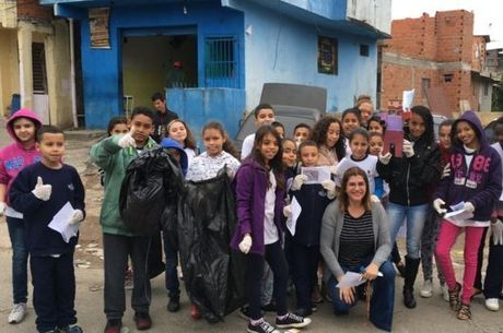 Em quatro anos, mais de 700 kg de lixo foram retirados das ruas pelos estudantes