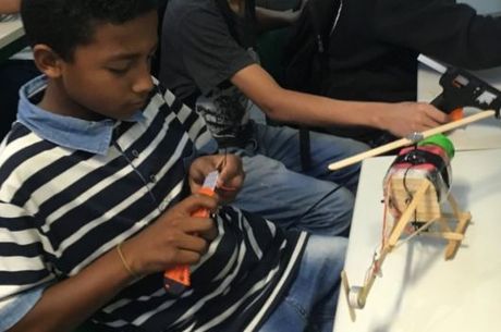 No início do projeto, estudantes criavam brinquedos que sempre quiseram ter e não tinham