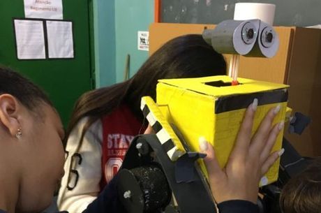 A sucata já foi transformada em filtro de água, semáforo, máquina de sorvete e até tecnologia de energia renovável para substituir o gato elétrico na favela