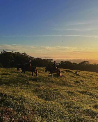 Nessa foto de um passeio a cavalo, postada por Débora, internautas apontaram que ela estaria ao lado do ex-namorado, Luã Arami. Segundo o jornalista Léo Dias, a influencer teria terminado o relacionamento com rapaz para ficar com Luan Santana — coincidentemente os dois têm o mesmo nome, apesar da grafia diferente 
