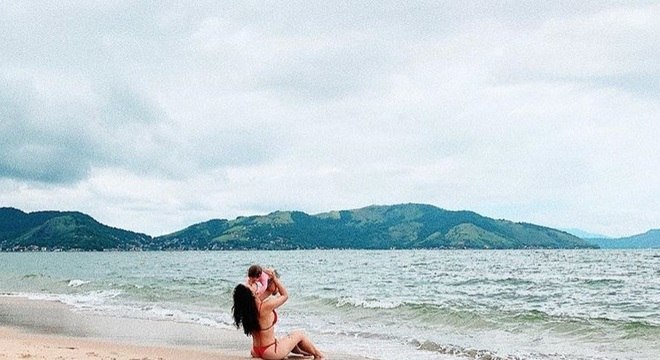 debora nascimento filha praia