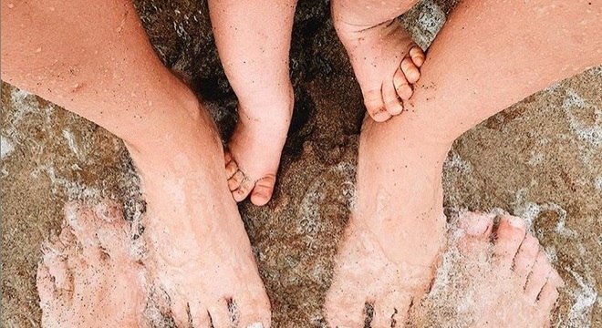 debora nascimento filha praia