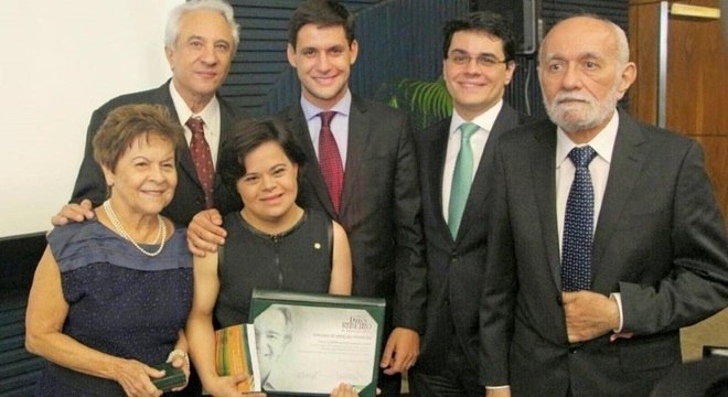 Débora com a família no dia em que recebeu o Prêmio Darci Ribeiro de Educação