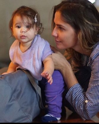 Deborah Secco: A atriz escreveu: “desde que ela chegou eu entendi o real sentido da minha vida… ser mãe!”. A menina Maria Flor nasceu em 2015 e hoje tem 7 anos.