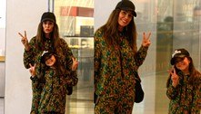 Deborah Secco combina look com a filha de 6 anos de idade durante passeio no shopping