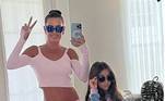 Em julho, Deborah publicou um carrossel de fotos que reuniu vários looks usados por ela e Maria Flor. Na primeira foto, mãe e filha estavam com visuais compostos de cropped e calça de cintura baixa. A atriz estava com um conjunto todo rosa, cor que também foi destaque no figurino da menina, todo trabalhado na estampa tie-dye