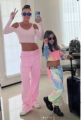 Em julho, Deborah publicou um carrossel de fotos que reuniu vários looks usados por ela e Maria Flor. Na primeira foto, mãe e filha estavam com visuais compostos de cropped e calça de cintura baixa. A atriz estava com um conjunto todo rosa, cor que também foi destaque no figurino da menina, todo trabalhado na estampa tie-dye