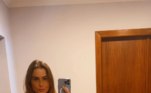 Em julho, Deborah e Maria Flor foram assistir ao filme Barbie com looks que seguem a tendência inspirada na boneca. Deborah apostou em um colete cropped, calça jeans de cintura baixa e minibolsa. Maria Flor estava com uma calça jeans branca de modelo igual à usada pela mãe, top na mesma cor do colete da atriz e jaqueta rosa com estampa de coração, além de uma bolsa transversalLEIA TAMBÉM: As bolsas mais caras de Ana Paula Siebert: de couro de jacaré a modelos exclusivos
