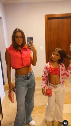 Em julho, Deborah e Maria Flor foram assistir ao filme Barbie com looks que seguem a tendência inspirada na boneca. Deborah apostou em um colete cropped, calça jeans de cintura baixa e minibolsa. Maria Flor estava com uma calça jeans branca de modelo igual à usada pela mãe, top na mesma cor do colete da atriz e jaqueta rosa com estampa de coração, além de uma bolsa transversalLEIA TAMBÉM: As bolsas mais caras de Ana Paula Siebert: de couro de jacaré a modelos exclusivos
