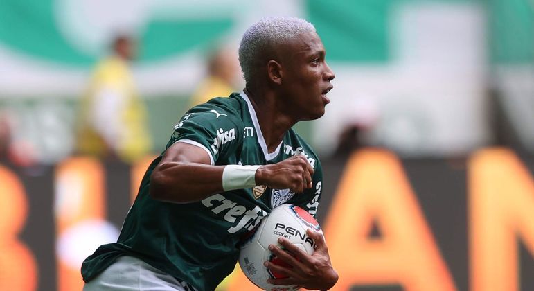Volante Danilo comemora mais um gol decisivo com a camisa do Palmeiras